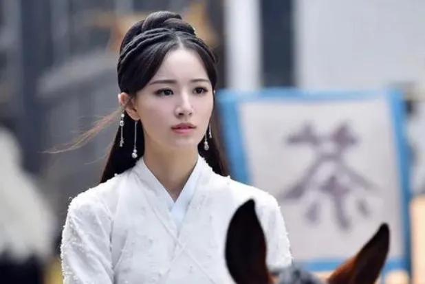 方珍妮的扮演者是梁婧娴,她当时在小魔仙中,仅仅是严莉莉的一个小跟班