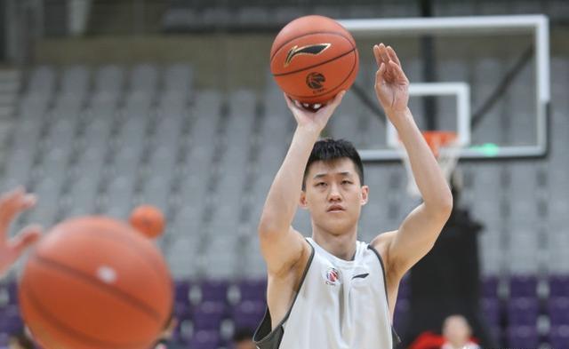 郭旭身高是197cm,从身高来看的话,郭旭打3号位似乎并没有多大的问题