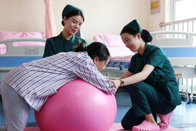 产妇刚刚顺产结束在产床上说自己想上厕所医生准备手术