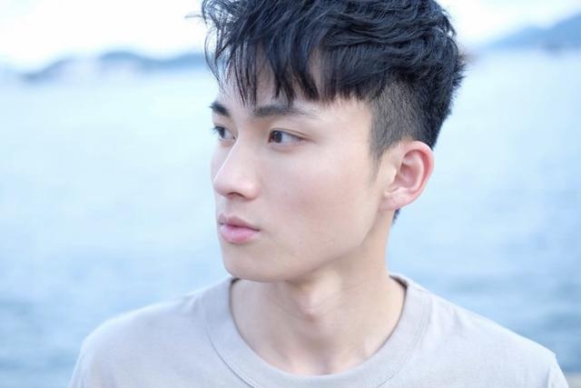 周嘉洛曾经在ins上说过,他从小的梦想就是成为一位演员,虽然身边总有