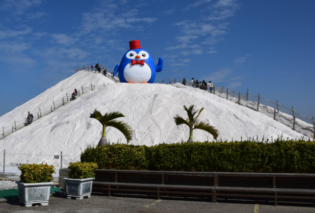 世界上最大的盐山:高530米重达3亿吨,游客来务必带走一包盐