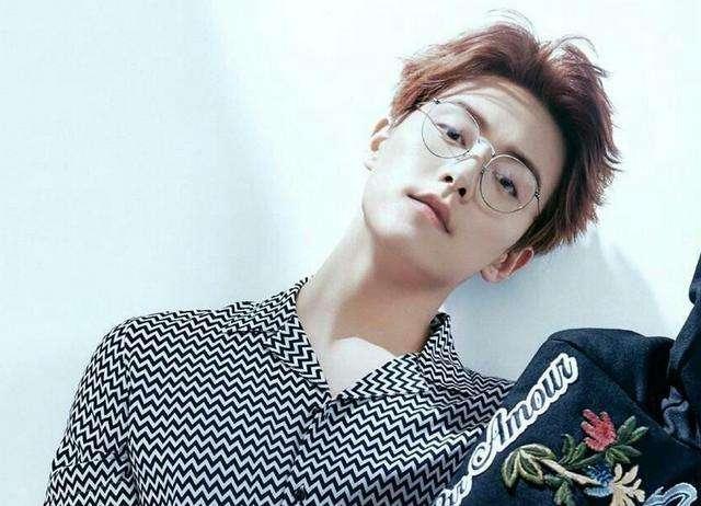 八大戴眼镜的男明星谁最帅?胡歌具有文人气质,黄子韬出人意料!