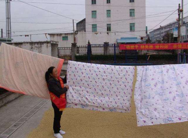 为何中国人喜欢晒被子而美国人却不喜欢呢来听听当地人怎么说
