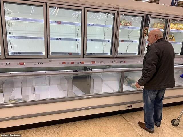 美国男子超市购物直播，声称感染新冠病毒引发恐慌，结果悲剧了