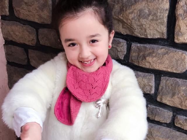 杨威"女儿"悄悄长大,本以为会一直呆萌可爱,谁知混血基因强大|伊娃