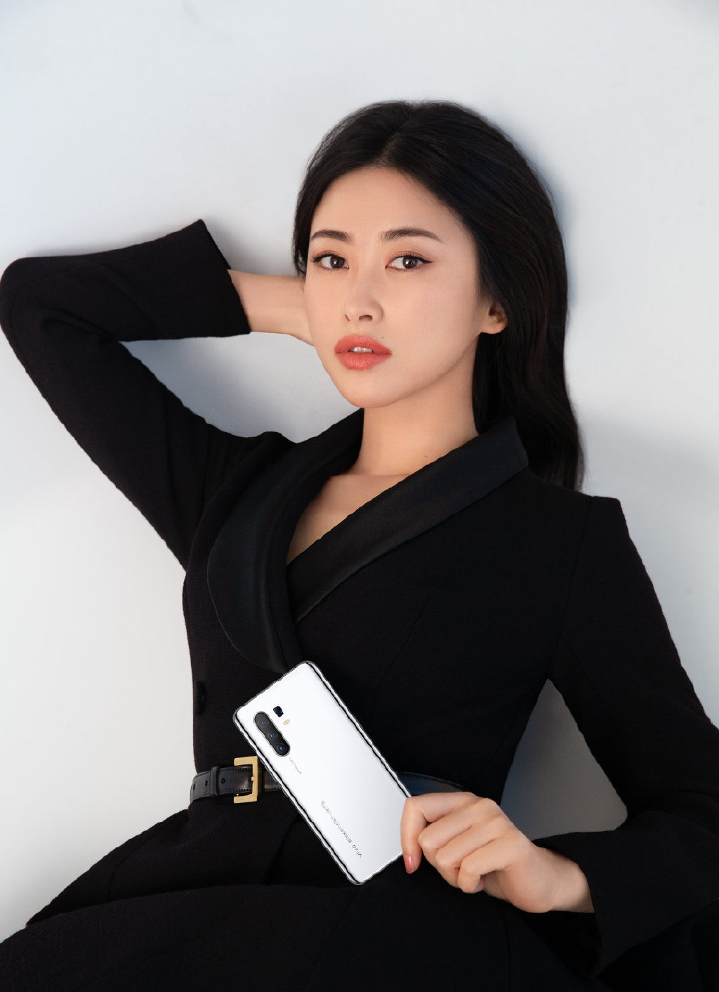 她是精英律师的栗娜今穿黑色西装配腰带笑容太迷人了