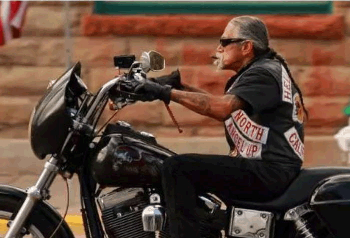 戴着墨镜,满身的纹身,跨着一辆霸气的哈雷摩托车的彪形大汉,还以为