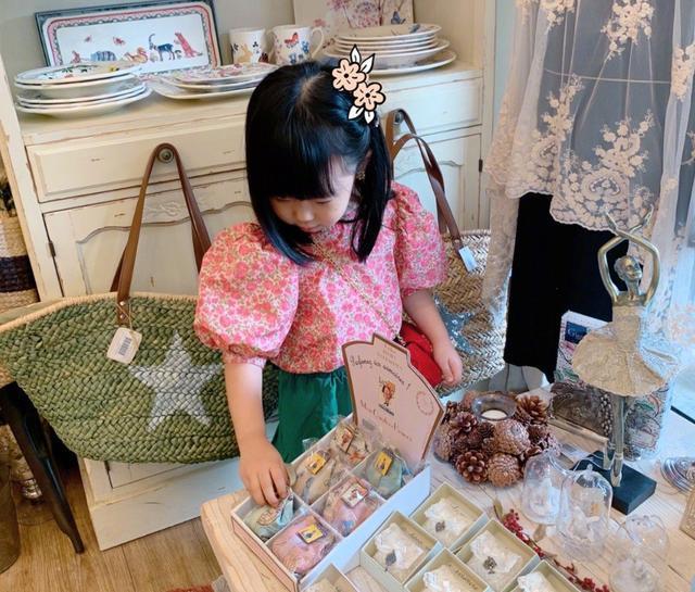 伊能静晒小米粒近照完美驾驭红配绿装扮颜值越来越好看