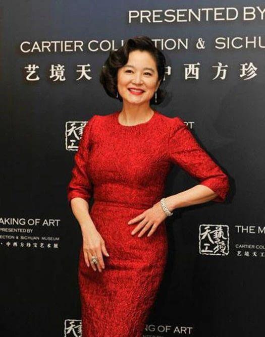 林青霞一袭红裙明艳大气,近照暴露脸上皱纹,这才是65岁真实模样