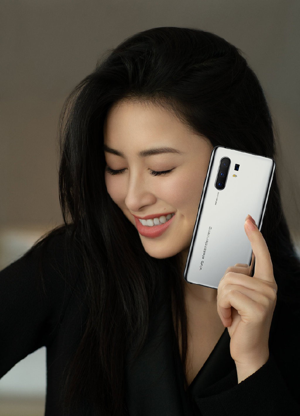 她是精英律师的栗娜今穿黑色西装配腰带笑容太迷人了