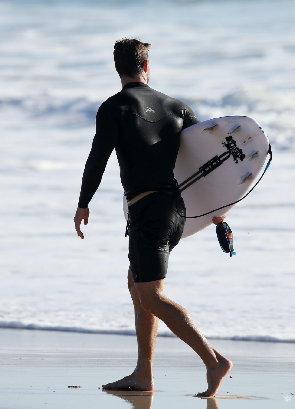 37岁雷神索尔海滩冲浪!虽然有191cm肌肉身材,面对镜头却超腼腆