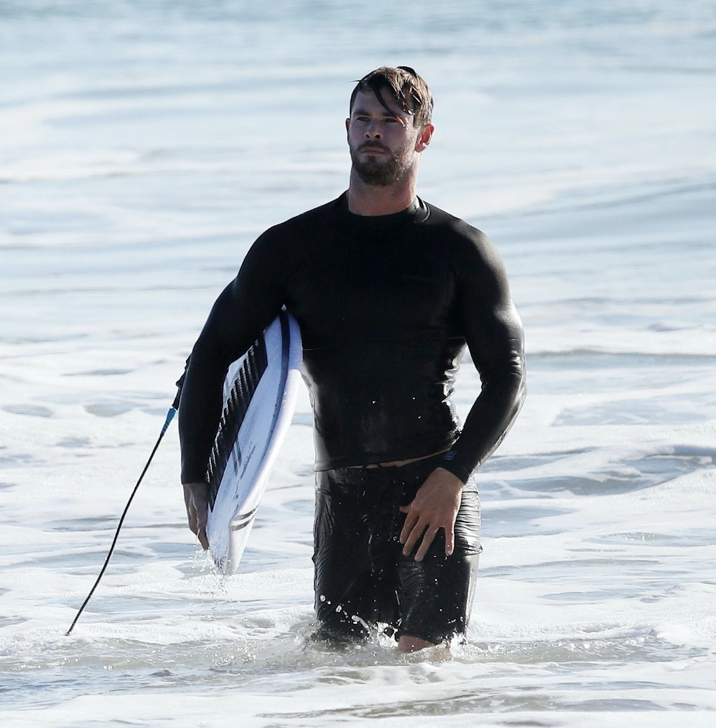 37岁雷神索尔海滩冲浪!虽然有191cm肌肉身材,面对镜头却超腼腆