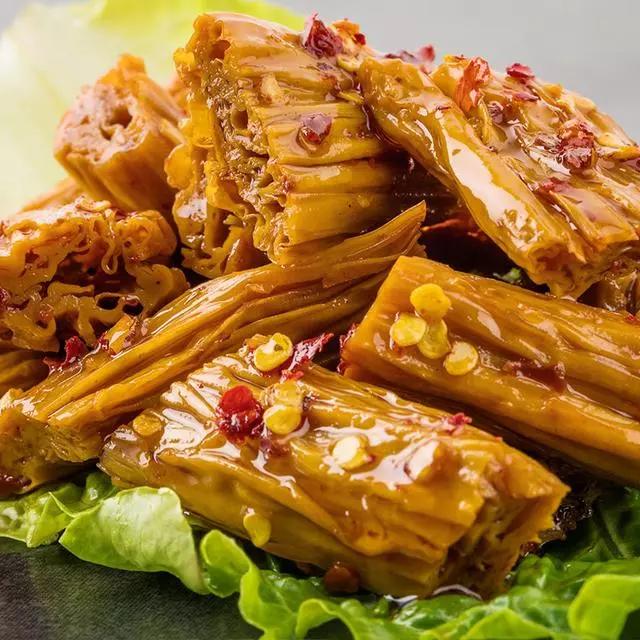 材料:腐竹 300g,花椒 一把,油适量,生抽一勺,盐适量,耗油一勺,鸡精