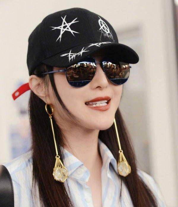 同戴帽子的五位女星, 唐嫣颜值爆表, 赵丽颖惊艳四座, 谁更胜一筹