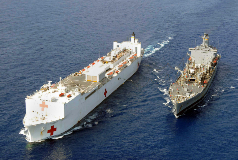 网络上传播为了抗击疫情,美国海军方面一次调集了十艘7万吨级的医疗船