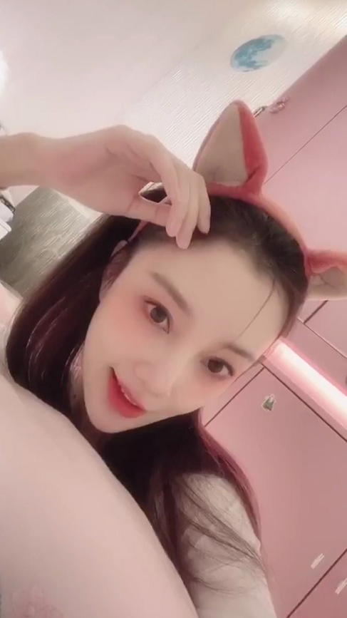 李小璐戴猫耳朵少女感十足,皮肤白里透红,脸却尖到能戳人