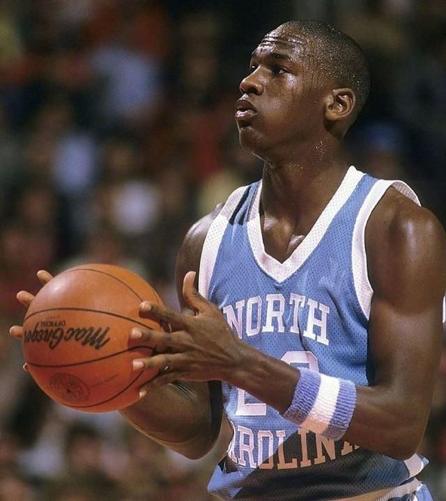 北卡时期的迈克尔乔丹这个肌肉线条实在是太有美感了