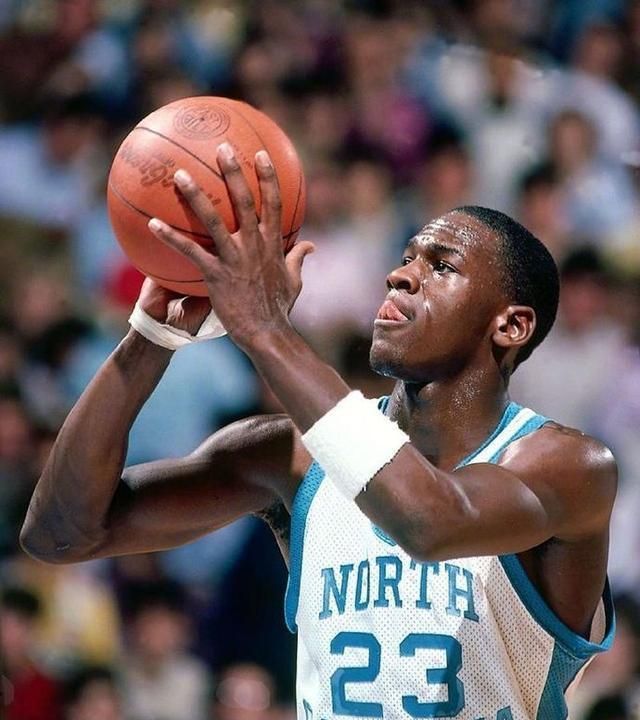 北卡时期的迈克尔乔丹这个肌肉线条实在是太有美感了