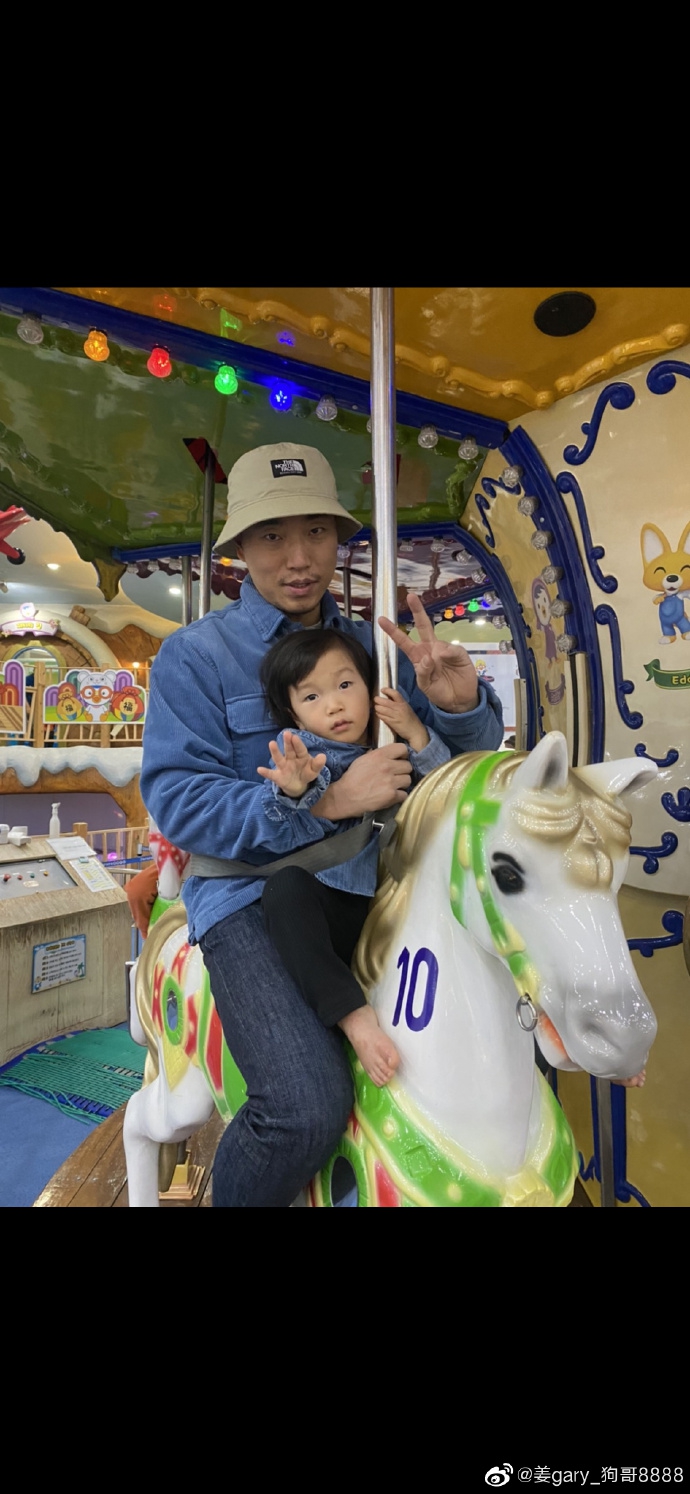 姜gary晒与儿子外出旧照,小好穿着潮酷对镜开心比耶