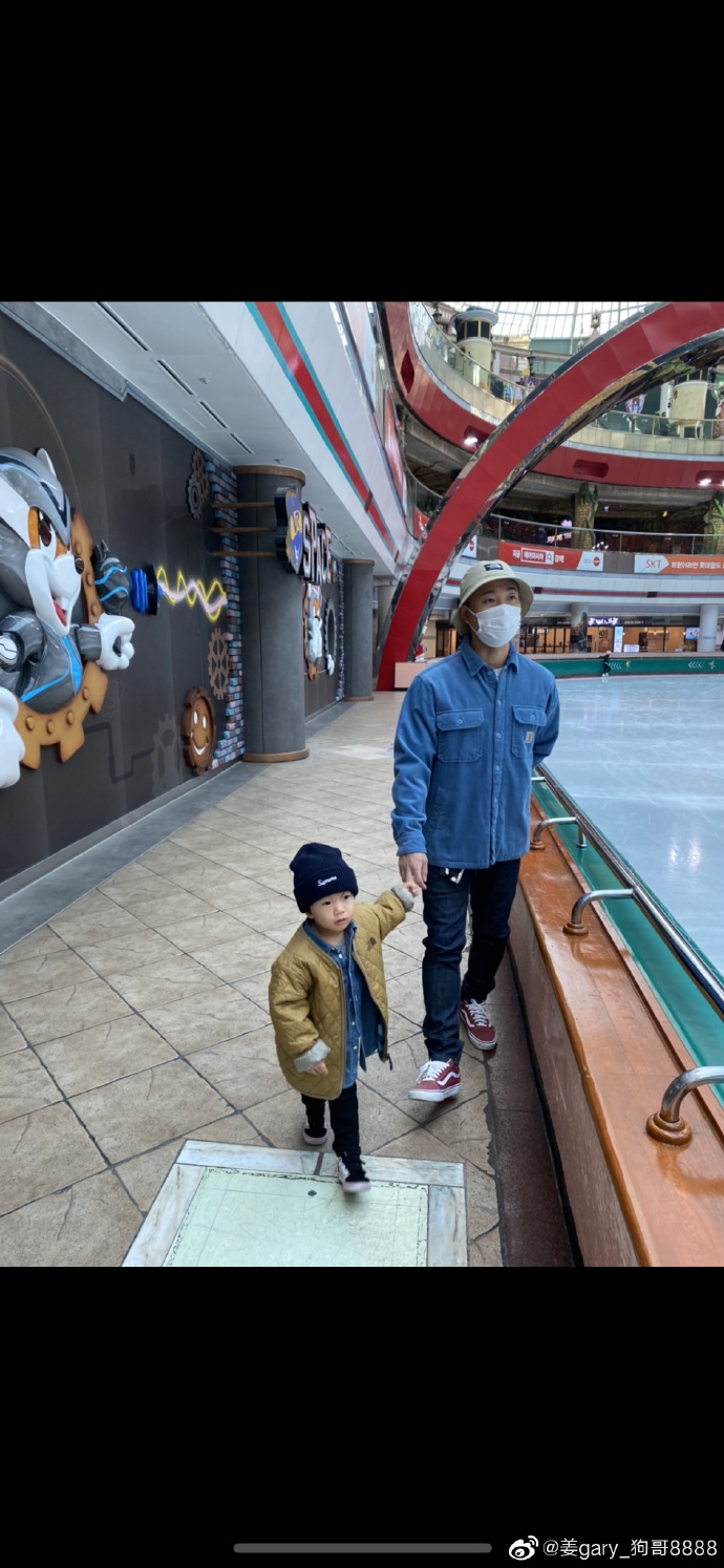 姜gary晒与儿子外出旧照,小好穿着潮酷对镜开心比耶