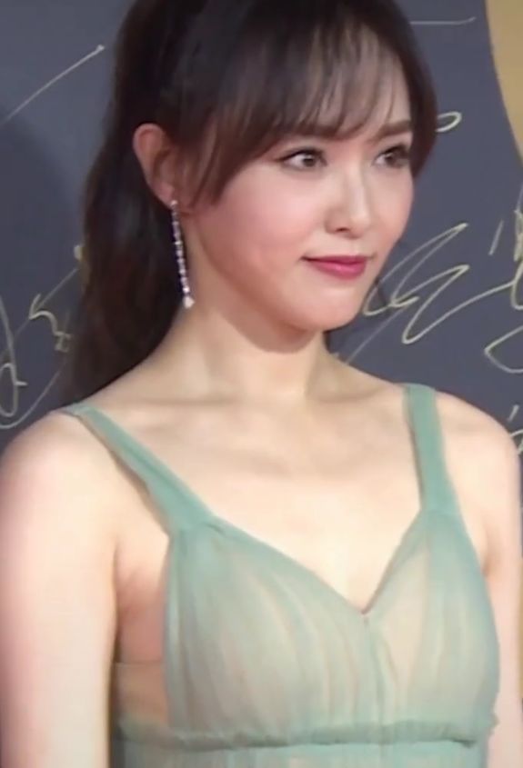 有种错觉叫唐嫣胖穿薄纱裙看着肉嘟嘟转身那刻却很瘦