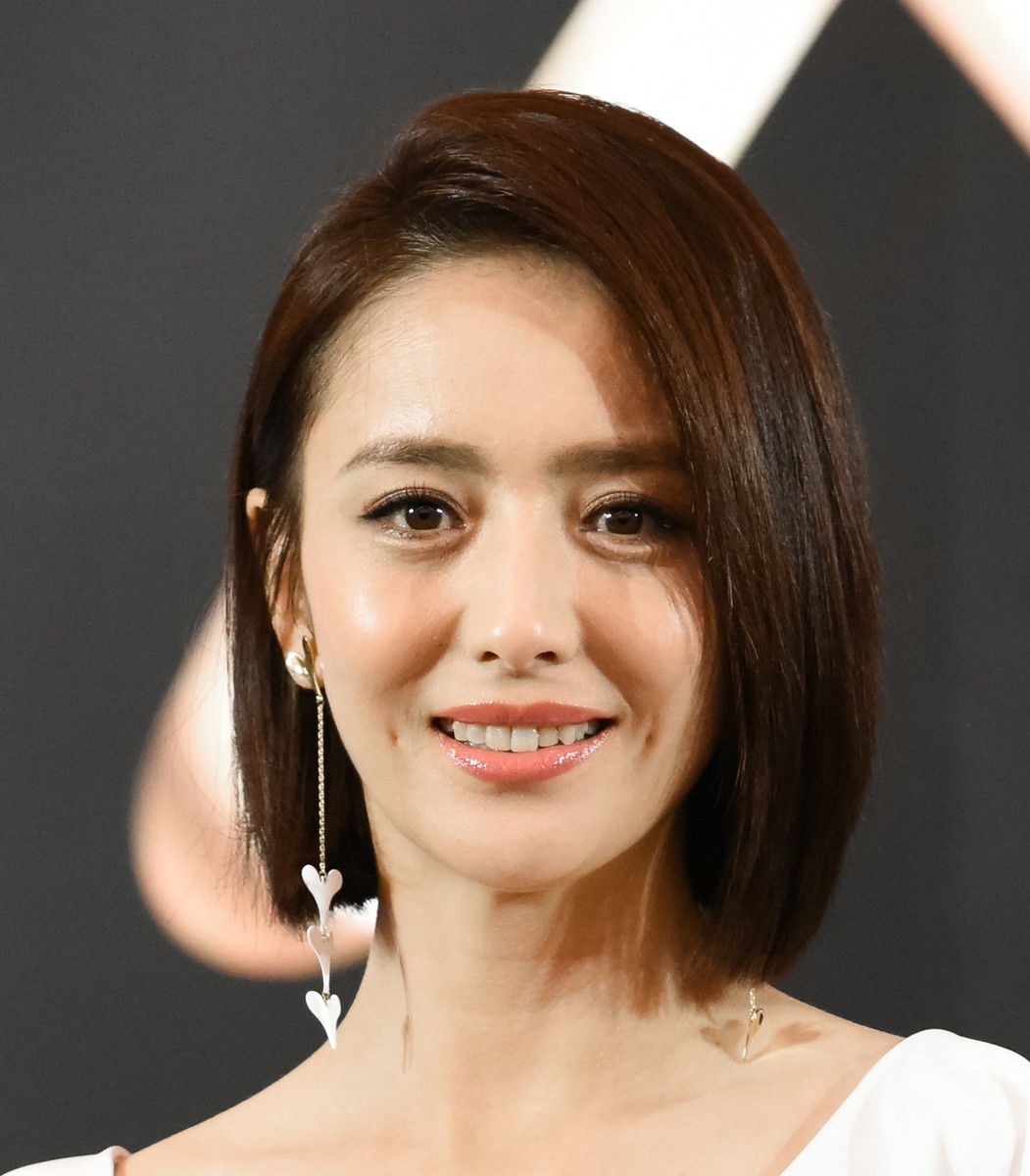 佟丽娅穿搭风格百变,精致五官hold住全场