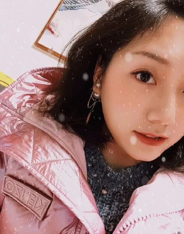 紧接着有看似是迪丽热巴粉丝的网友私信《爱情高级定制》原作者艾小图