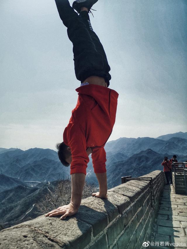 艺高人胆大!中国体操世界冠军在长城城墙上表演徒手倒立