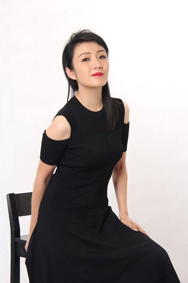 受情伤后自曝恐惧结婚 前落选港姐情愿做单身妈妈独自抚养女儿|何婉盈