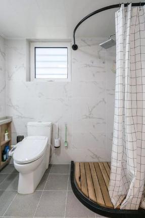 越来越多人卫生间不装玻璃淋浴房了，现在这么设计更加美观实用
