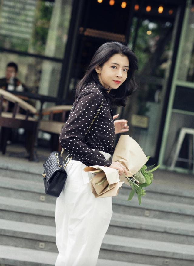春季"女神博主"穿搭思路,波点衬衫搭配白色休闲裤,显高又显瘦