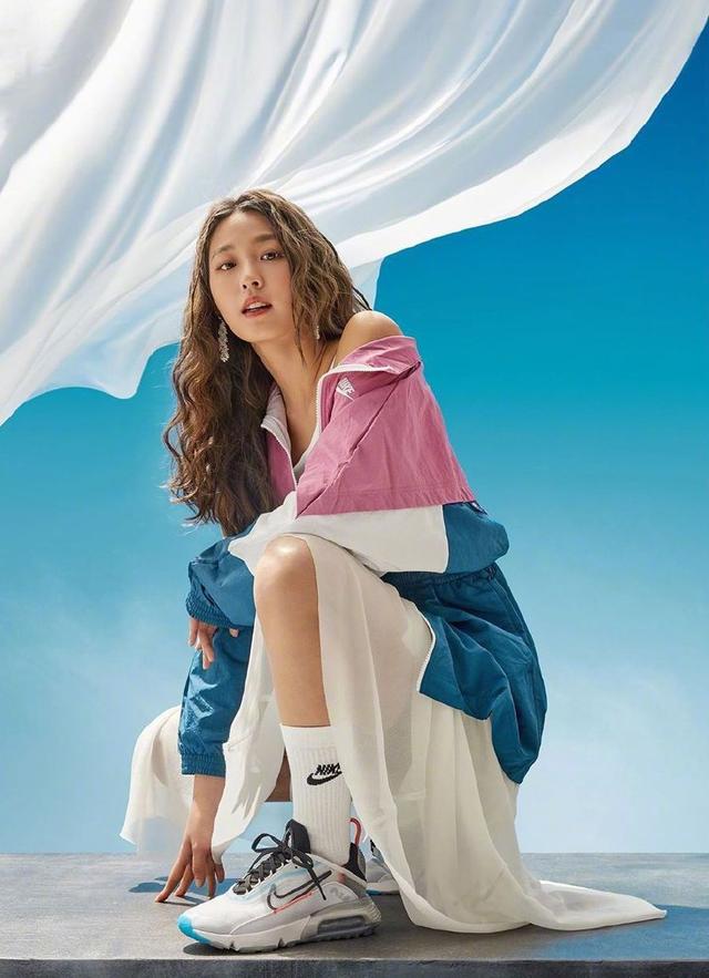 她是韩国女团成员金雪炫,穿拼接外套配白色纱裙,活力似少女