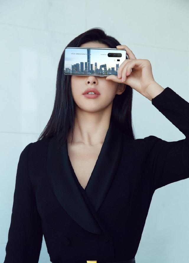 她是《精英律师》的栗娜,今穿黑色西装配腰带,笑容太迷人了