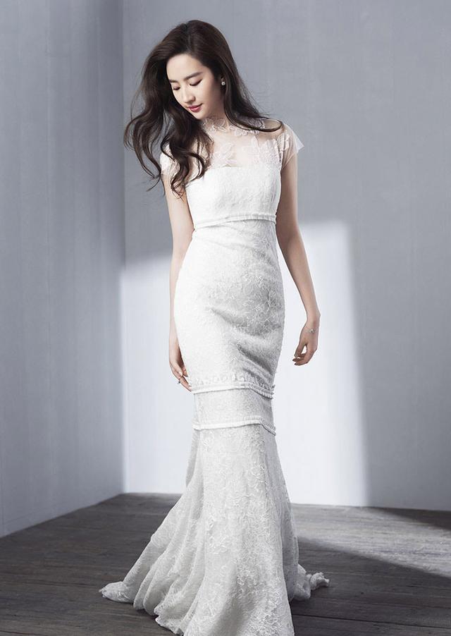 刘亦菲新代言官宣,身穿白色阔腿裤套装,简约干净的神仙姐姐