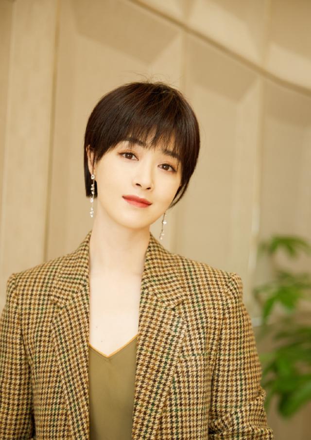 蒋欣这短发算是剪对了不及年轻了10岁人看着都瘦了两圈