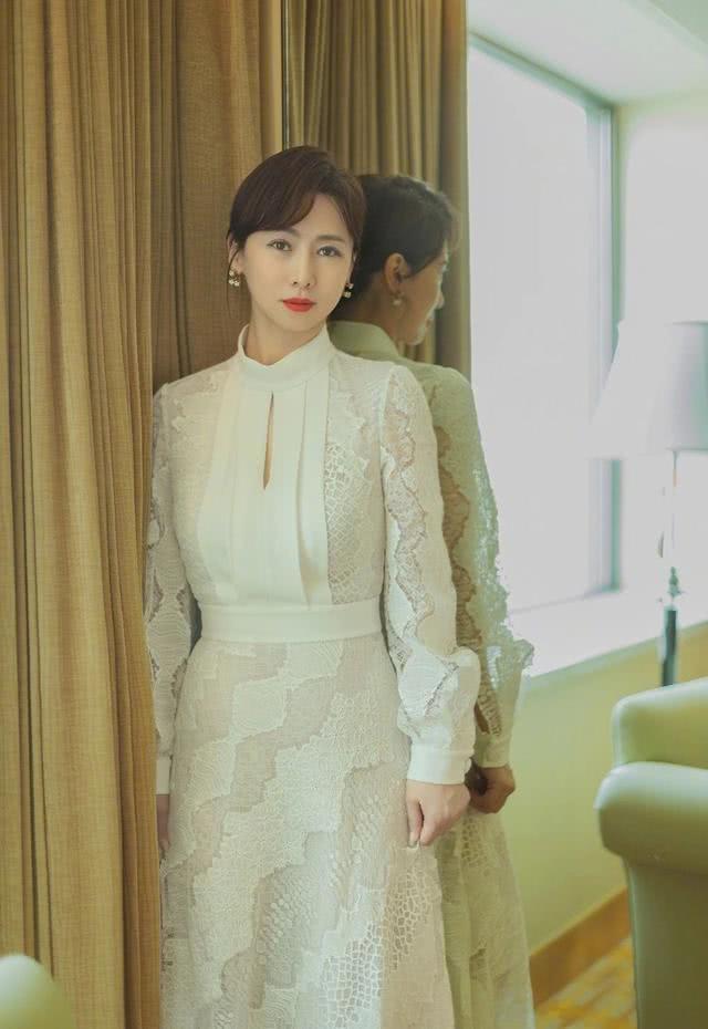 翁虹穿紧身白色蕾丝长裙高贵优雅镂空领口让人看服了