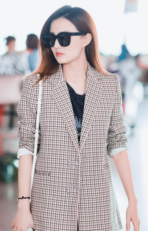 原来25岁姑娘的气质也不错徐璐穿西装示范高级美服气