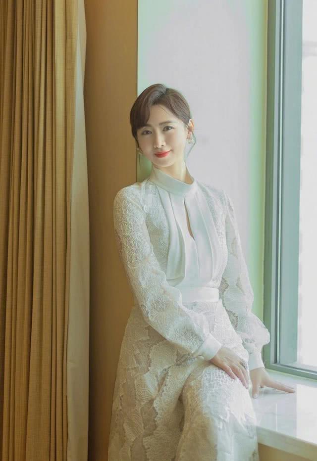翁虹穿紧身白色蕾丝长裙高贵优雅镂空领口让人看服了