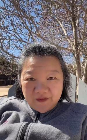 陈凯歌前妻洪晃晒近照中年发福但精神十足