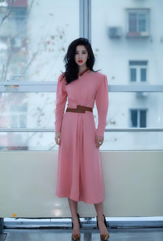 她是《精英律师》的栗娜,今穿黑色西装配腰带,笑容太迷人了