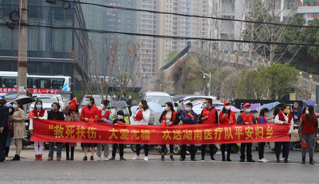 众多市民,企业,个体户,爱心人士单位等纷纷自发拉横幅在金桥大道两侧