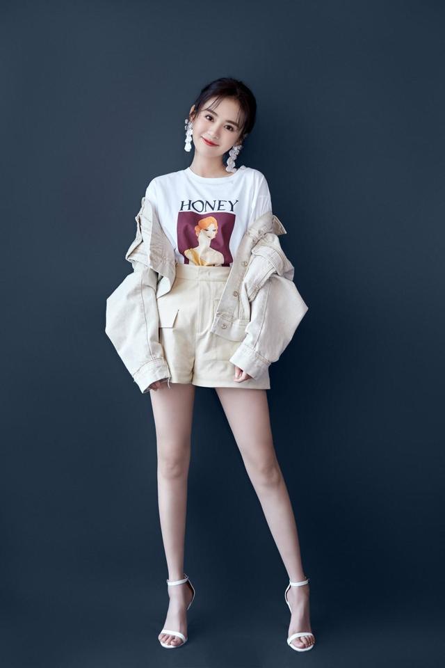 郑合惠子清新气质绝了,白色毛衣搭半裙简约大气,半丸子头好减龄