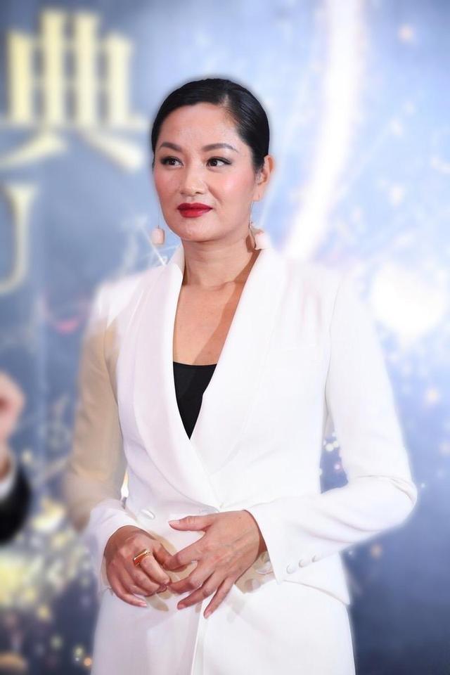 瞿颖果然曾经是超模穿西装配短裤大玩下衣消失美出国际范