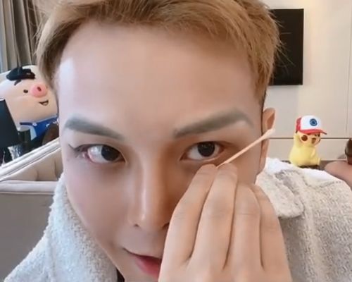 小猪先生染白发cos蔡徐坤,本以为会不像,看到成品:有点样子哦