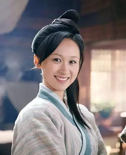 所以最近几年,练束梅就开始在一些大ip剧中露脸,比如说《延禧攻略》她