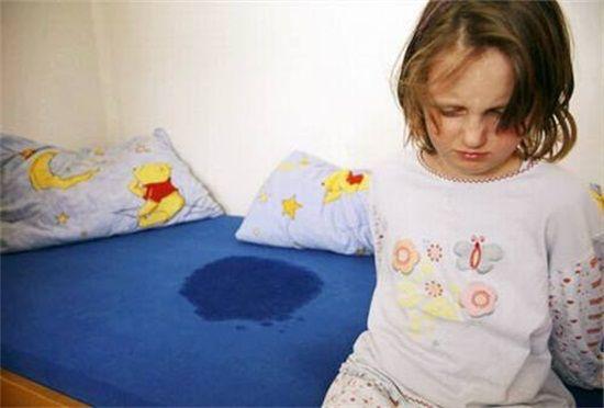 6岁了你还尿床羞不羞孩子尿床有因可循责备只会加重