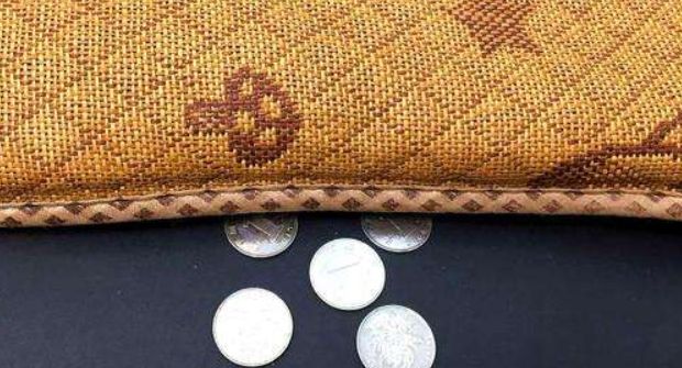 枕头下为什么要放几枚硬币可别不当回事回家也跟着放了