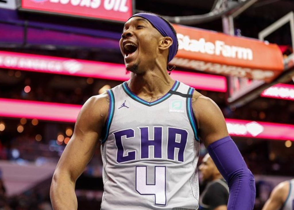 黄蜂球员德文特-格雷厄姆更新了自己的推特,他晒出了一组自己的赛场照