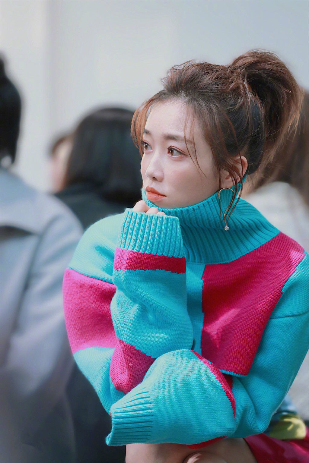 34岁于莎莎街拍,穿抹胸式毛衣玩另类时尚,果然是个《极品女士》