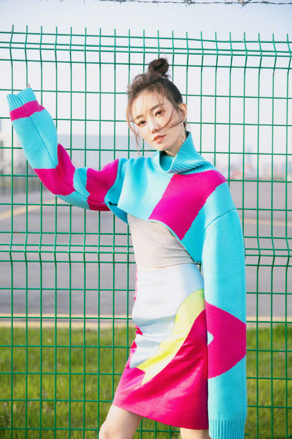 34岁于莎莎街拍,穿抹胸式毛衣玩另类时尚,果然是个《极品女士》